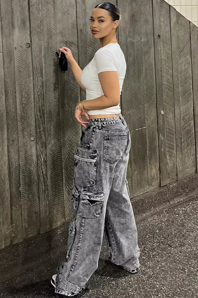 Effortlessly Elegant Pants with a Timeless Design