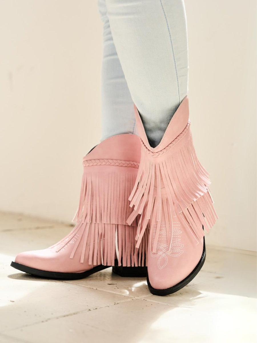 Well Tailored Boots with a Graceful Silhouette