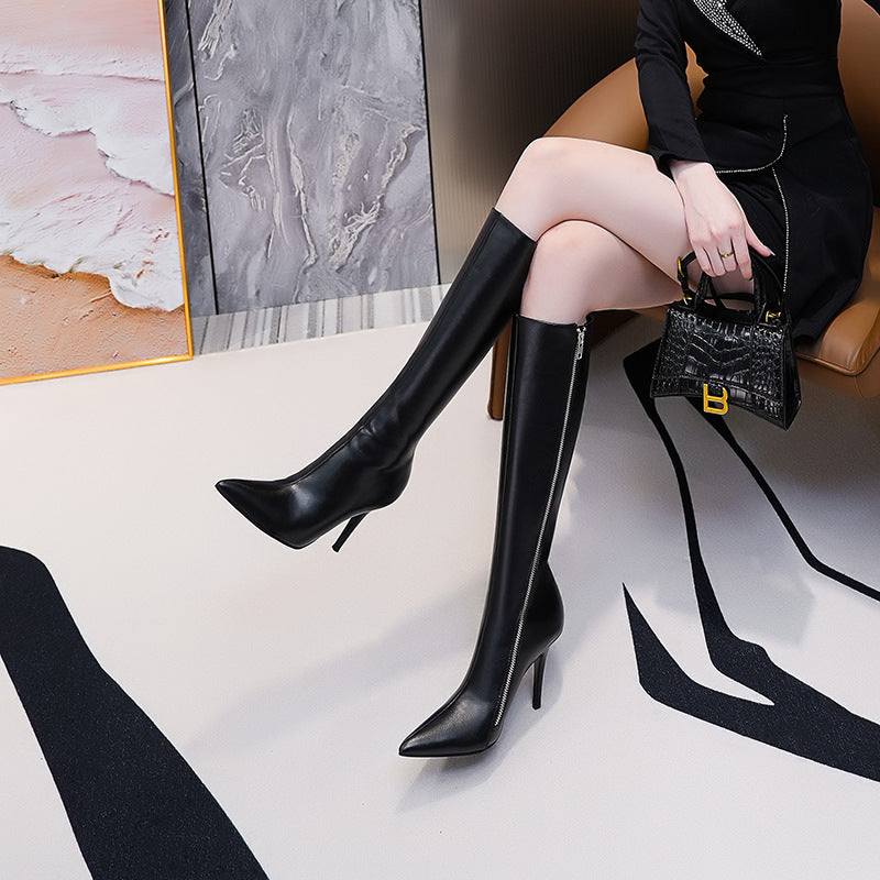 Effortlessly Elegant Boots with a Timeless Design