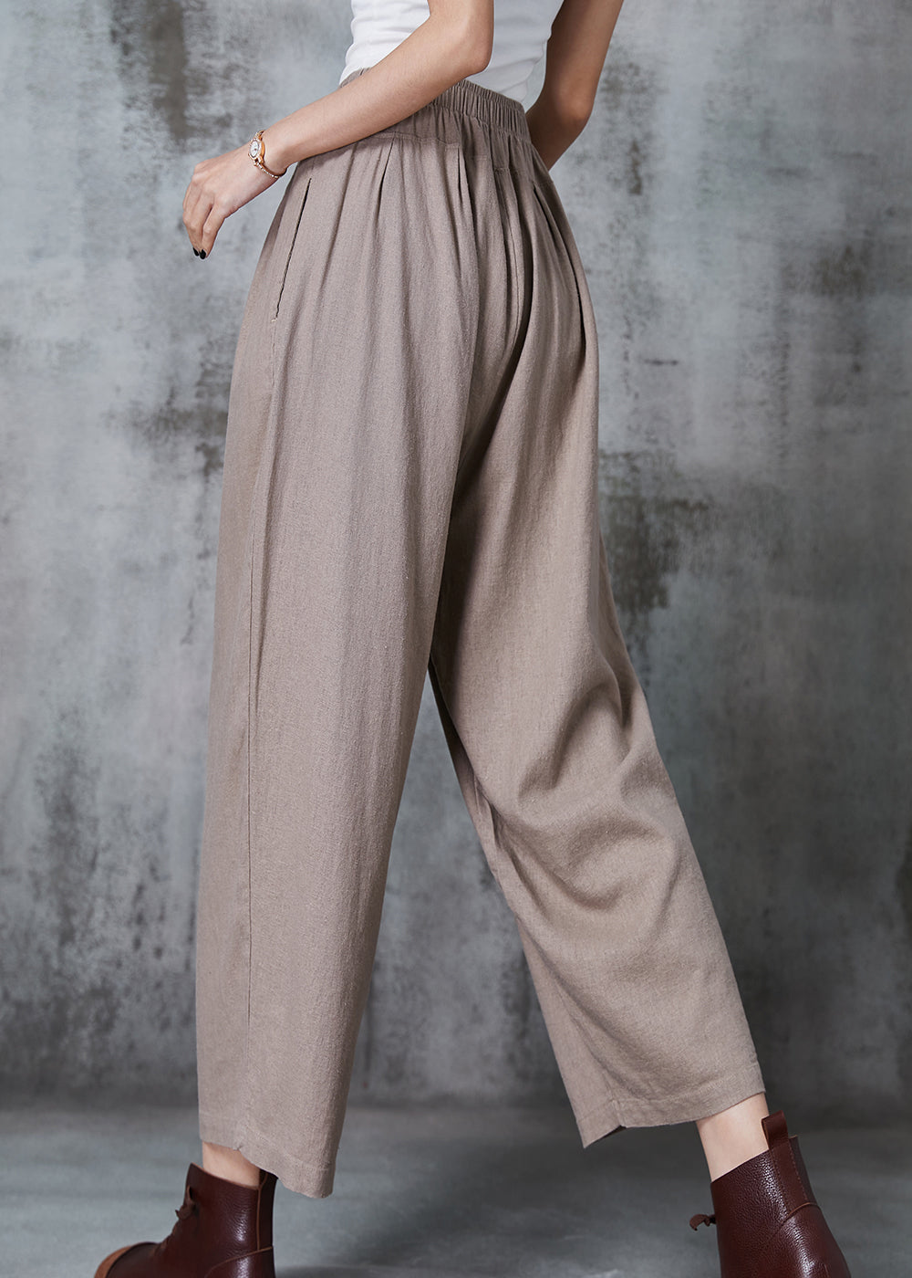 Effortlessly Elegant Pants with a Timeless Design