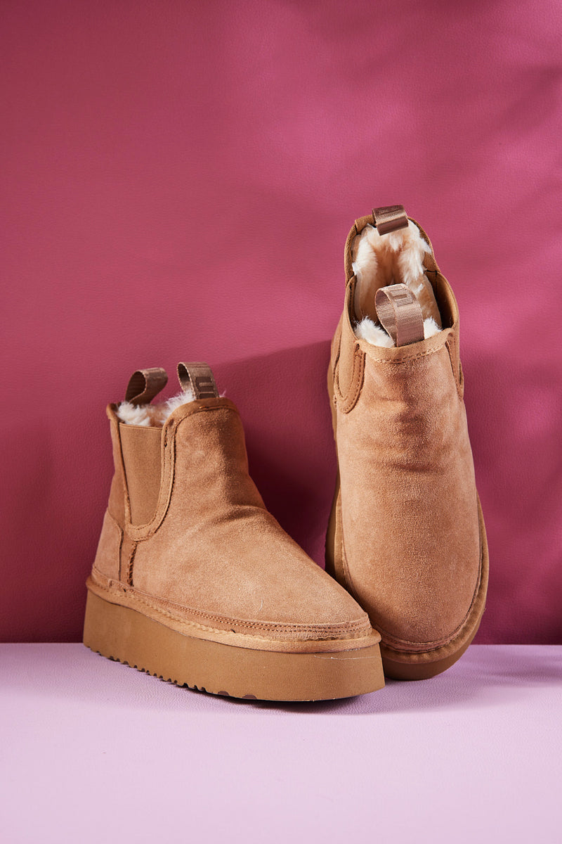Effortlessly Elegant Boots with a Timeless Design