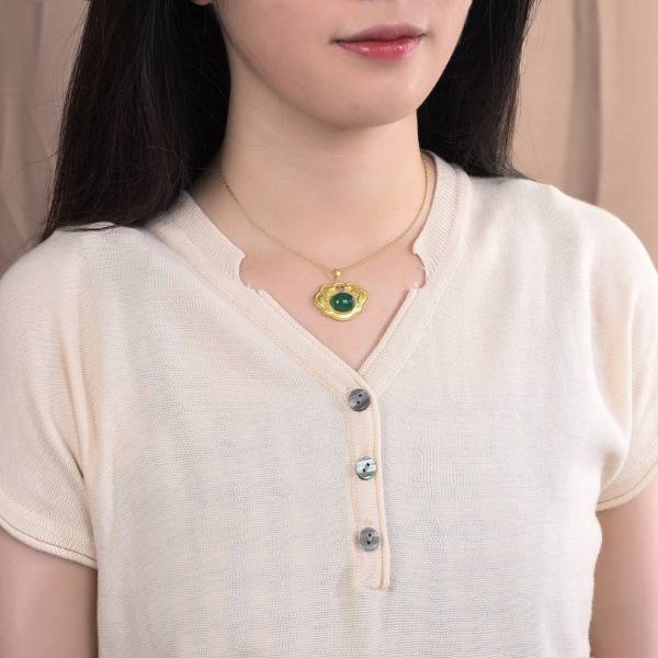 Sophisticated Garment with a Clean Classic Look