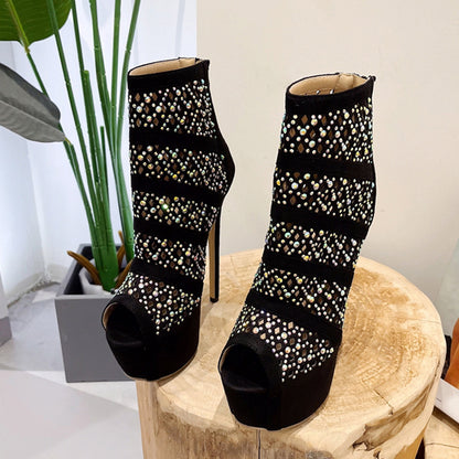 Effortlessly Elegant Boots with a Timeless Design