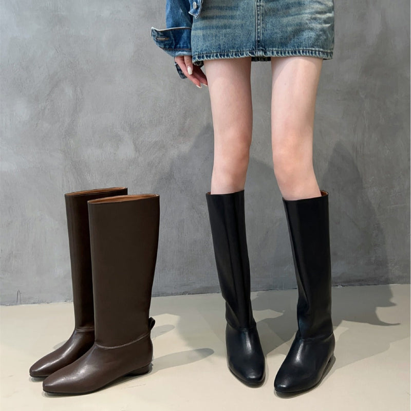 Effortlessly Elegant Boots with a Timeless Design