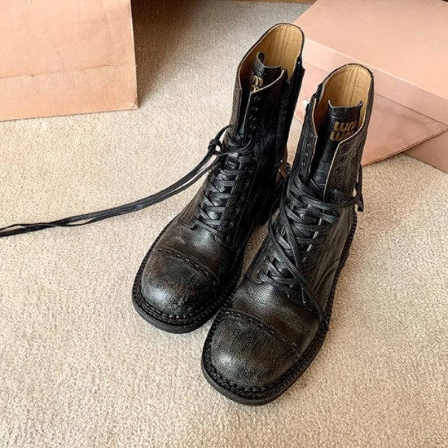Effortlessly Elegant Boots with a Timeless Design