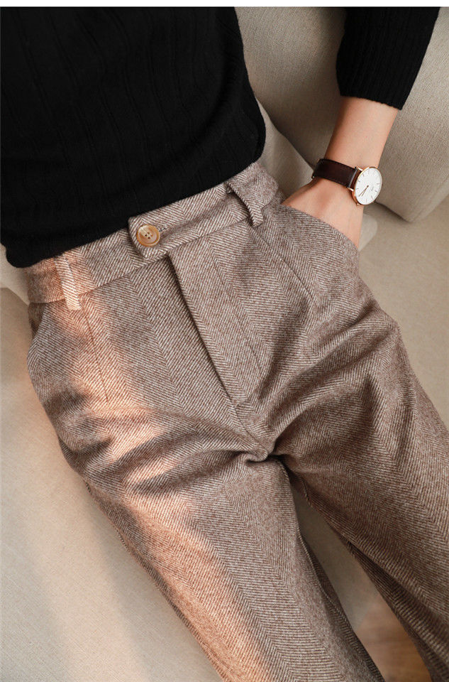 Effortlessly Elegant Pants with a Timeless Design
