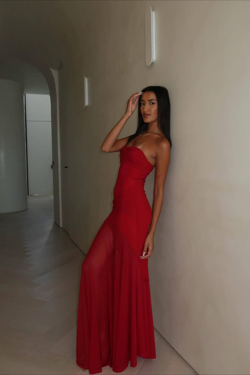 Well Tailored Dress with a Graceful Silhouette