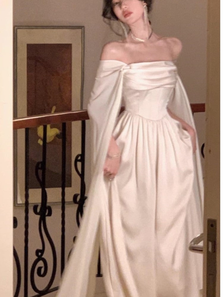 Effortlessly Elegant Dress with a Timeless Design