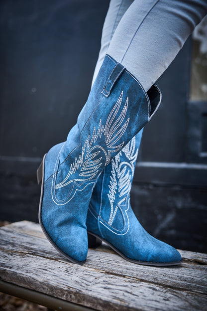 Effortlessly Elegant Boots with a Timeless Design