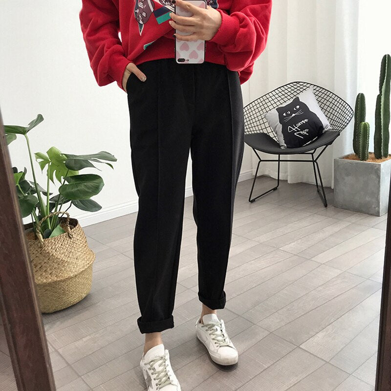 Effortlessly Elegant Pants with a Timeless Design