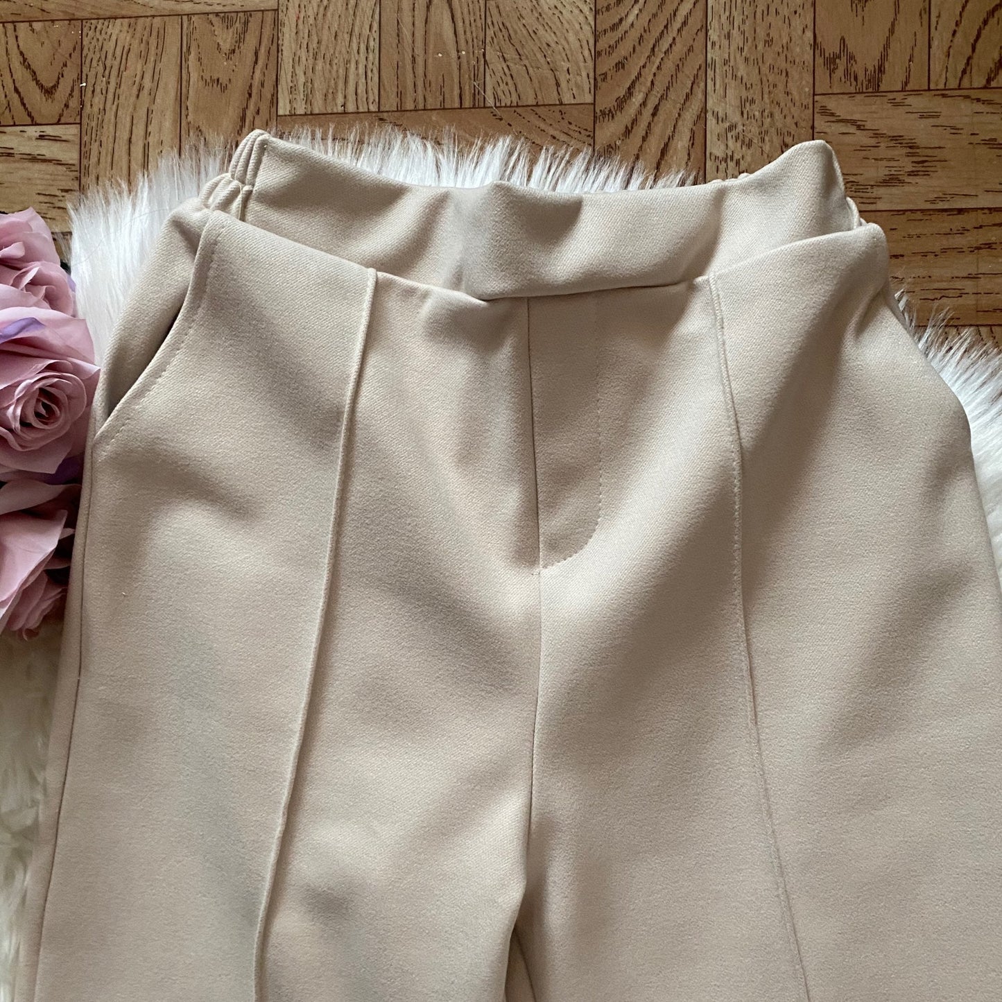 Effortlessly Elegant Pants with a Timeless Design