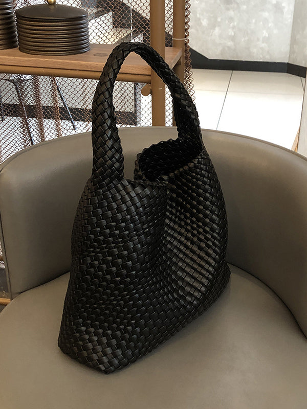 Well Tailored Bag with a Graceful Silhouette