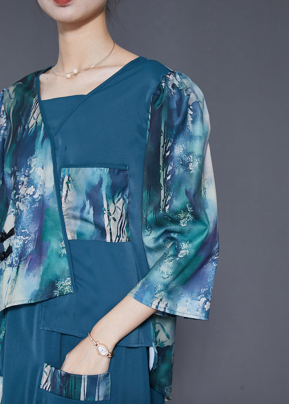 Beautifully Finished Dress in a Timeless Design