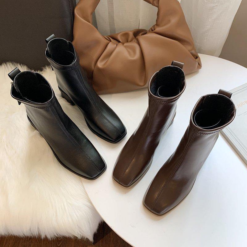 Effortlessly Elegant Boots with a Timeless Design