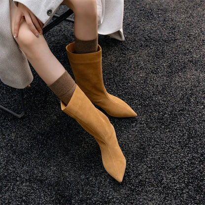 Effortlessly Elegant Boots with a Timeless Design