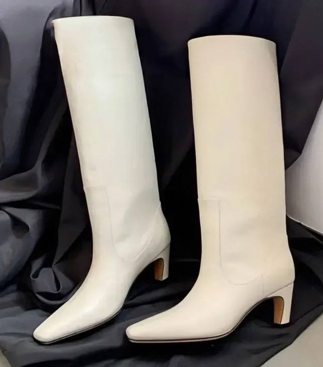 Effortlessly Elegant Boots with a Timeless Design