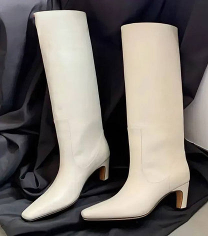 Effortlessly Elegant Boots with a Timeless Design