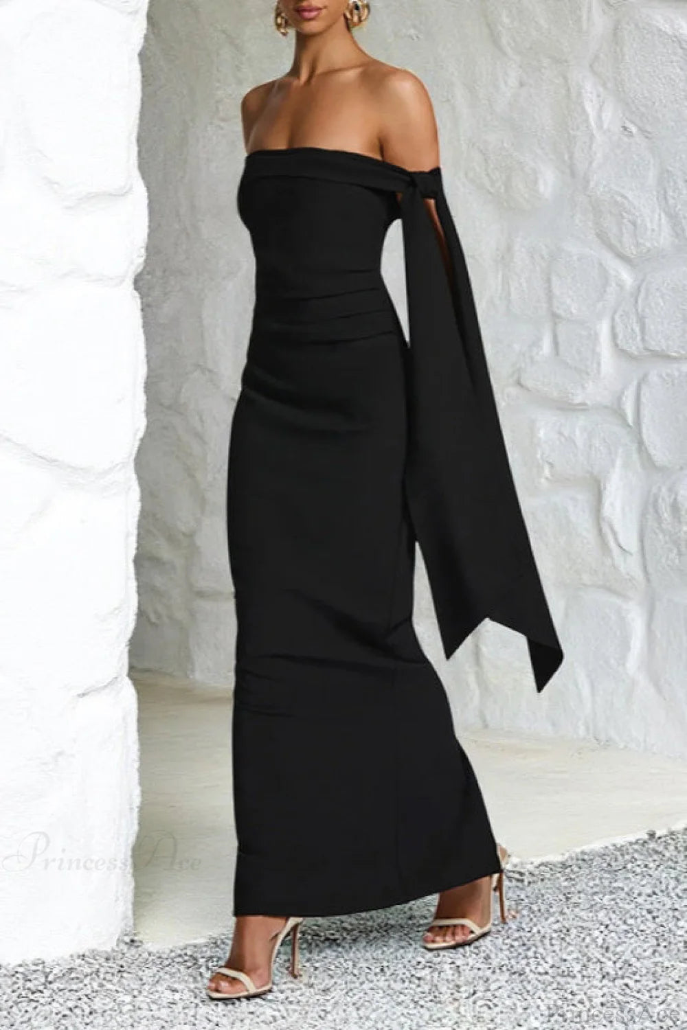 Well Tailored Dress with a Graceful Silhouette