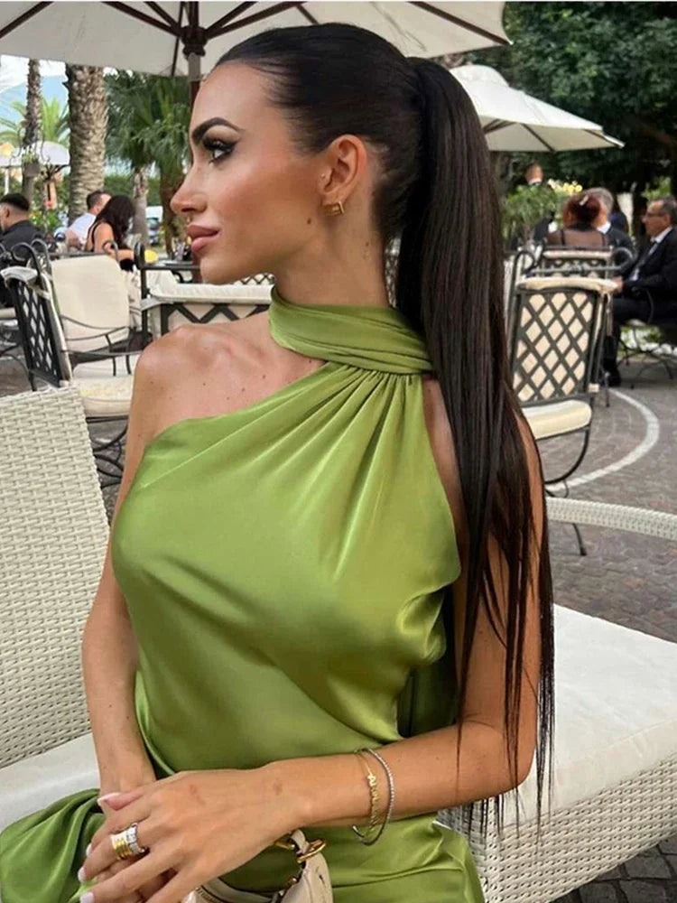 Sophisticated Garment with a Clean Classic Look