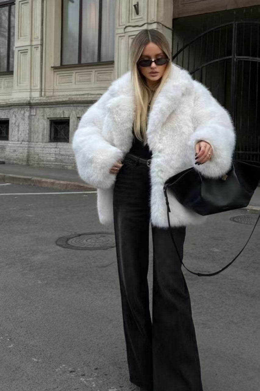 Effortlessly Elegant Coat with a Timeless Design