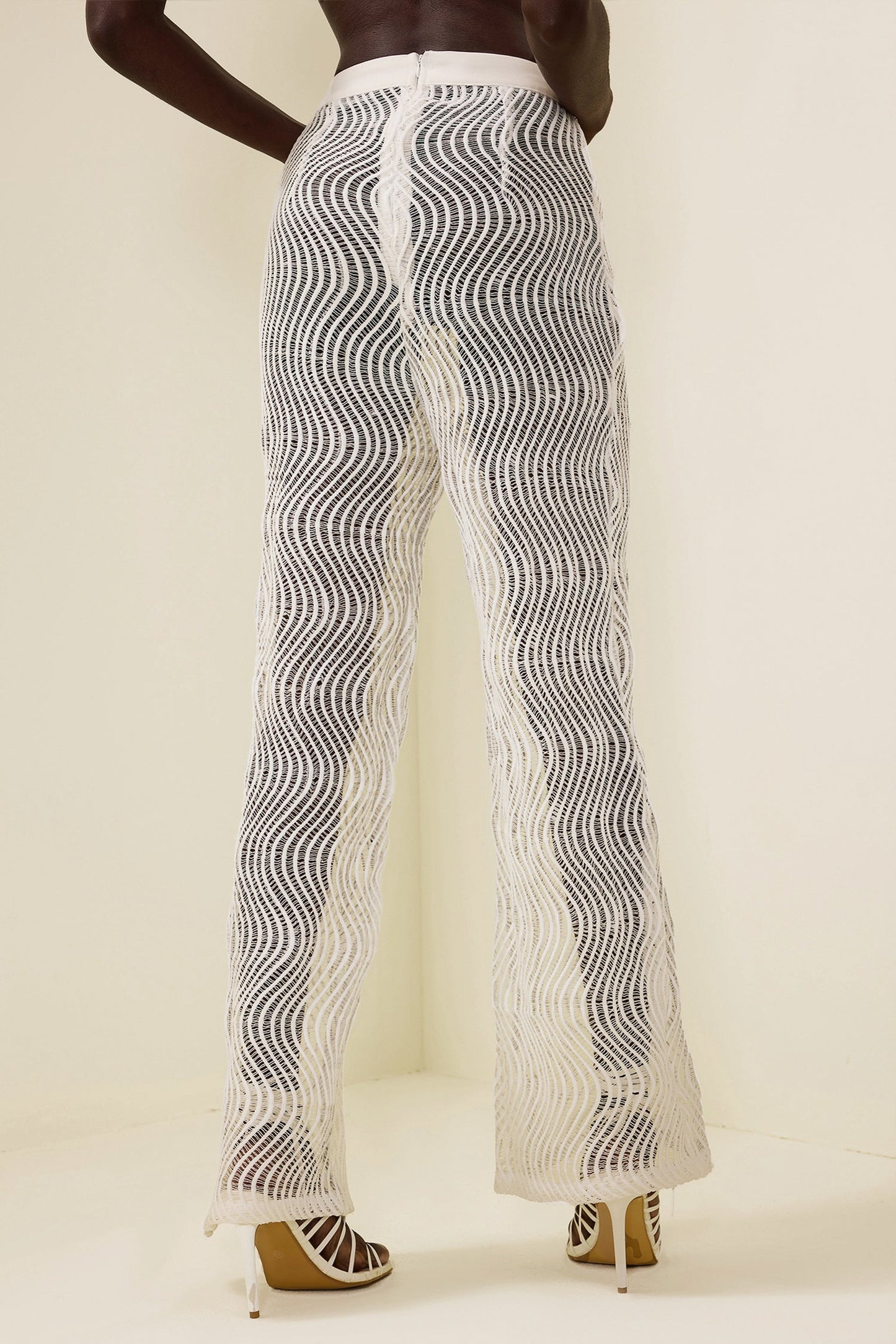 Effortlessly Elegant Pants with a Timeless Design