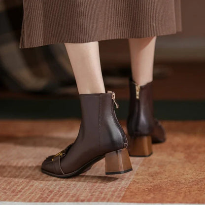 Effortlessly Elegant Boots with a Timeless Design