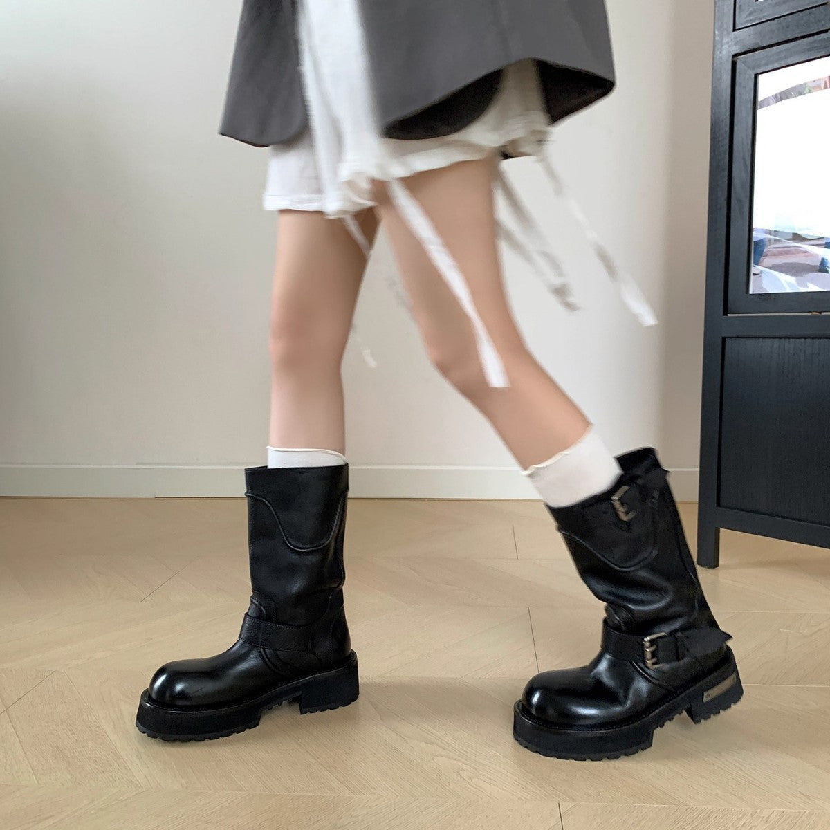Effortlessly Elegant Boots with a Timeless Design