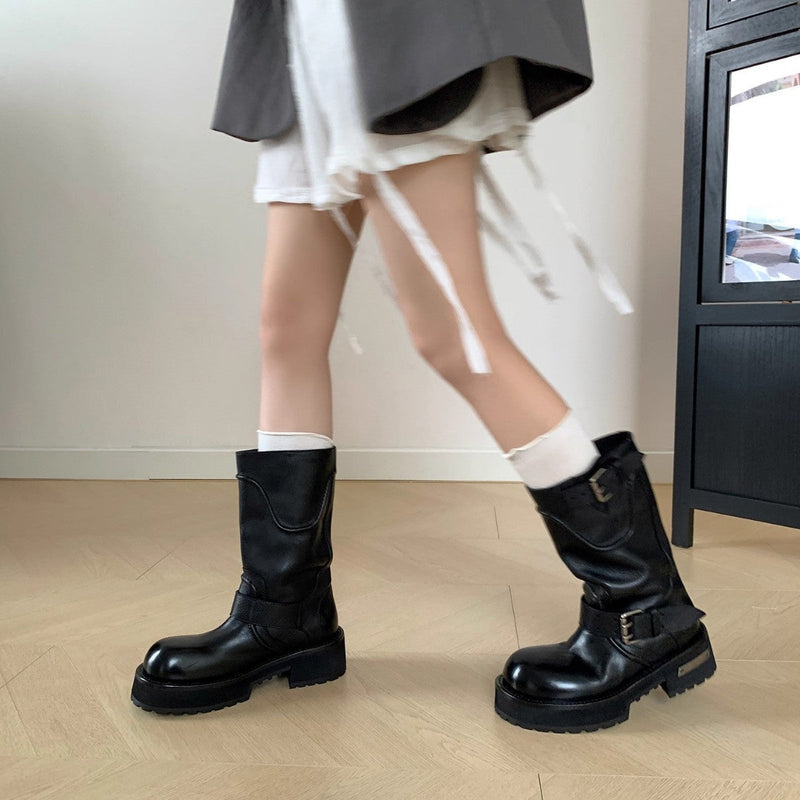 Effortlessly Elegant Boots with a Timeless Design