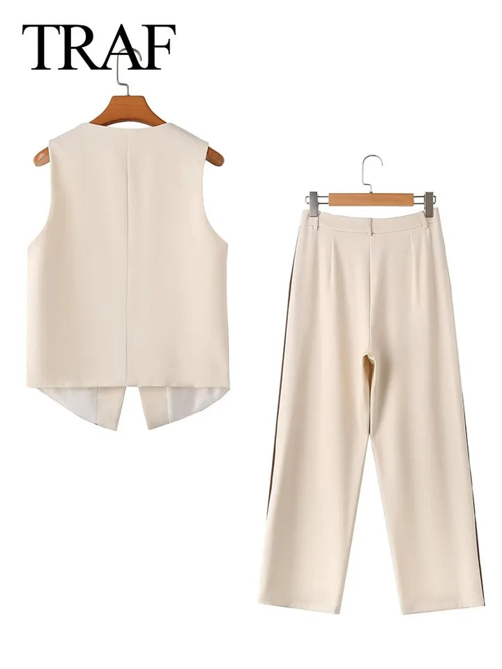 Effortlessly Elegant Pants with a Timeless Design