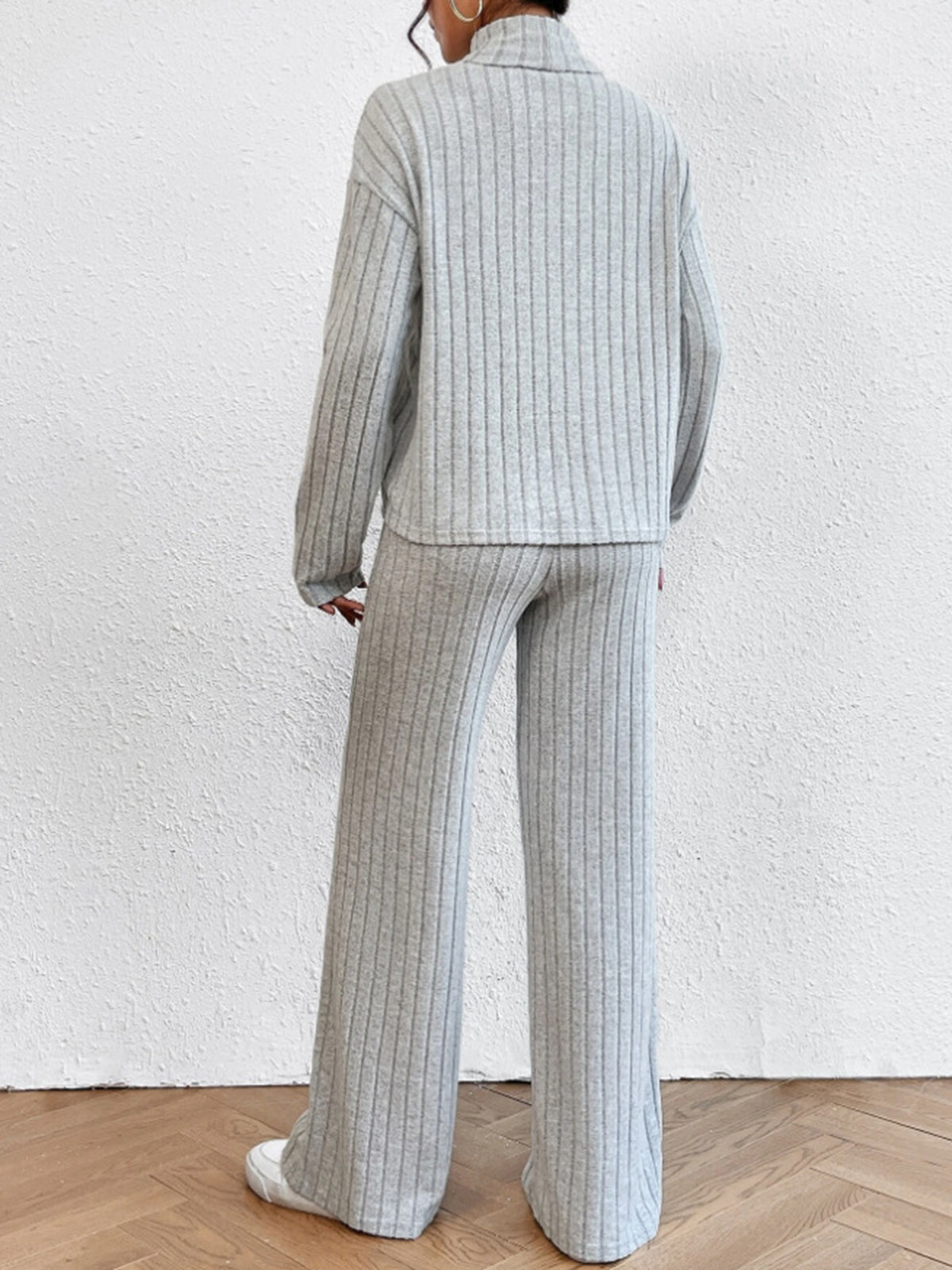 Effortlessly Elegant Pants with a Timeless Design