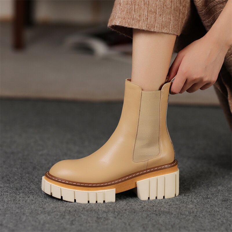 Effortlessly Elegant Boots with a Timeless Design