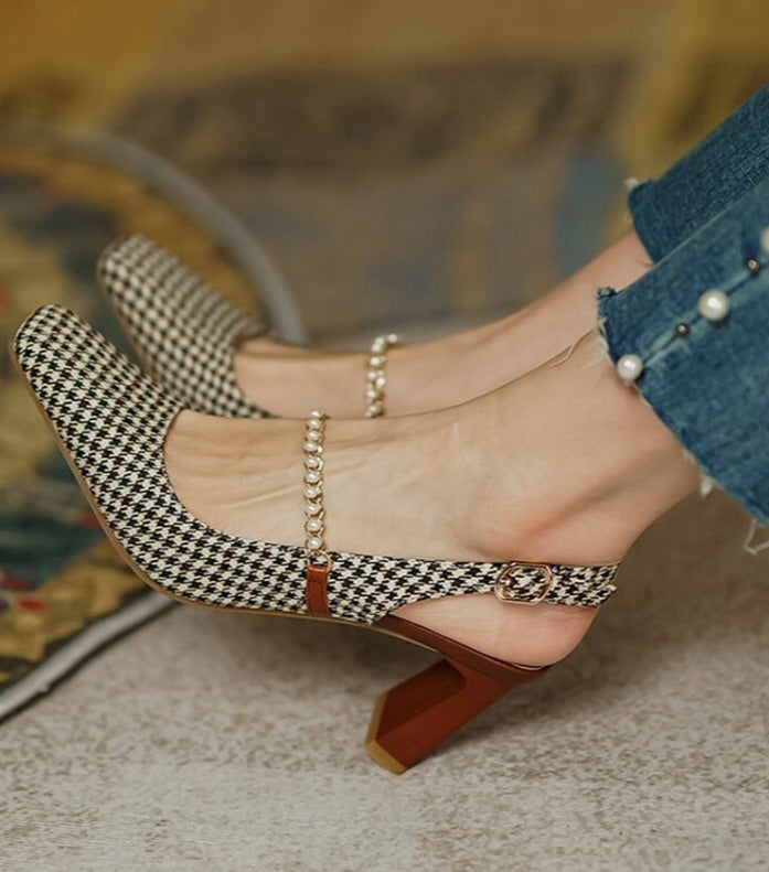 Effortlessly Elegant Heels with a Timeless Design