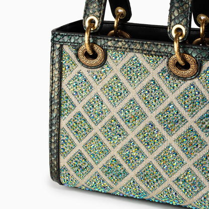 Gracefully Styled Bag for Any Occasion