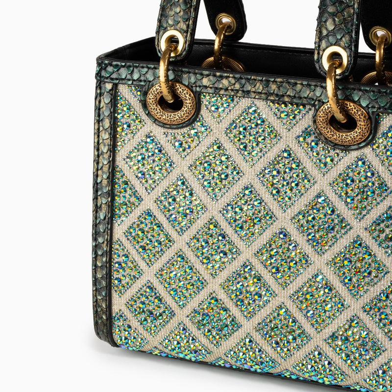 Gracefully Styled Bag for Any Occasion
