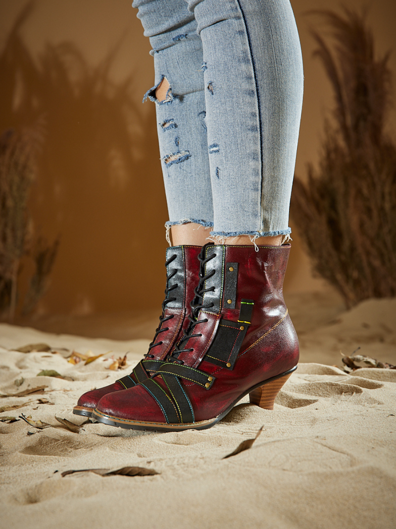 Effortlessly Elegant Boots with a Timeless Design