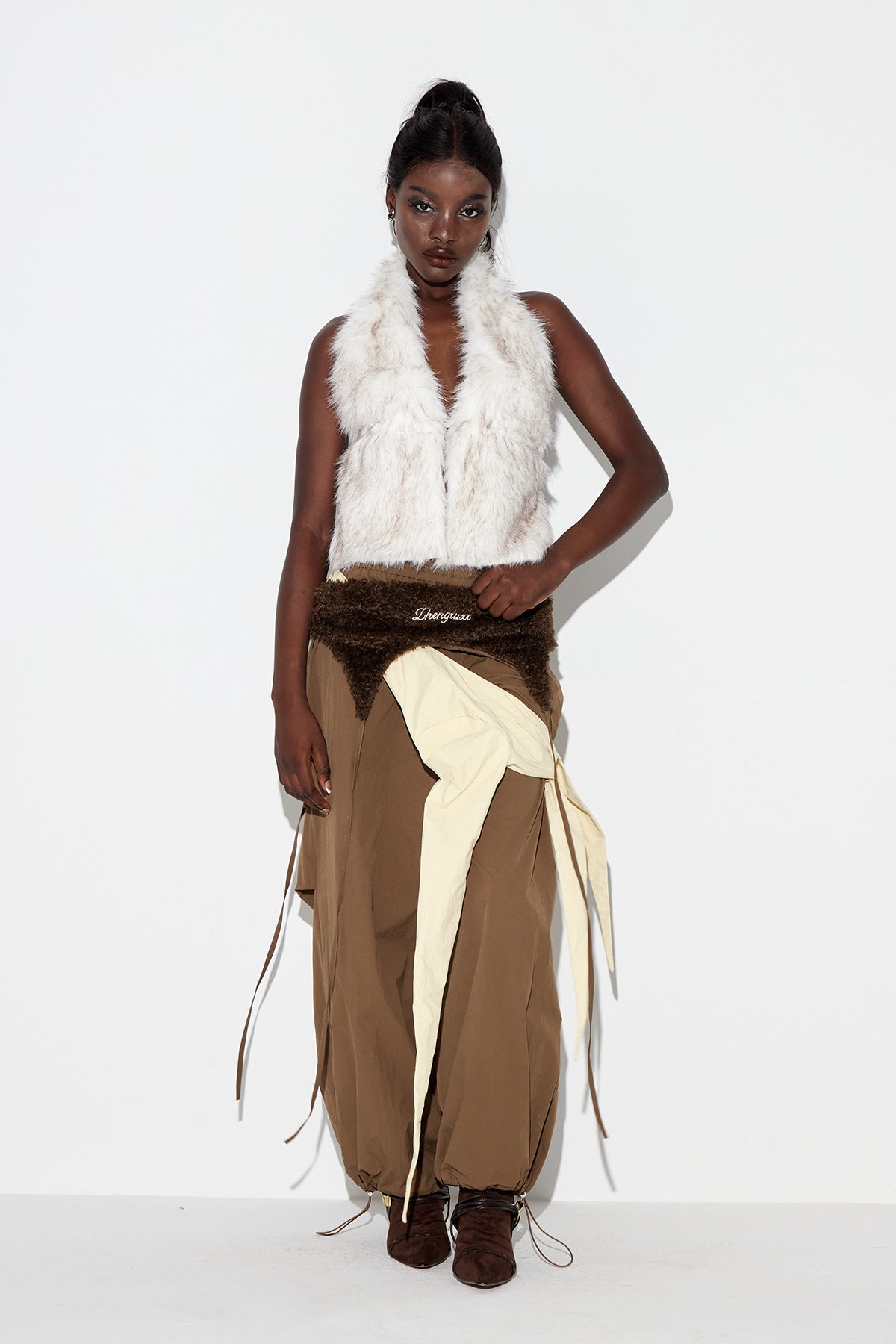 Effortlessly Elegant Pants with a Timeless Design