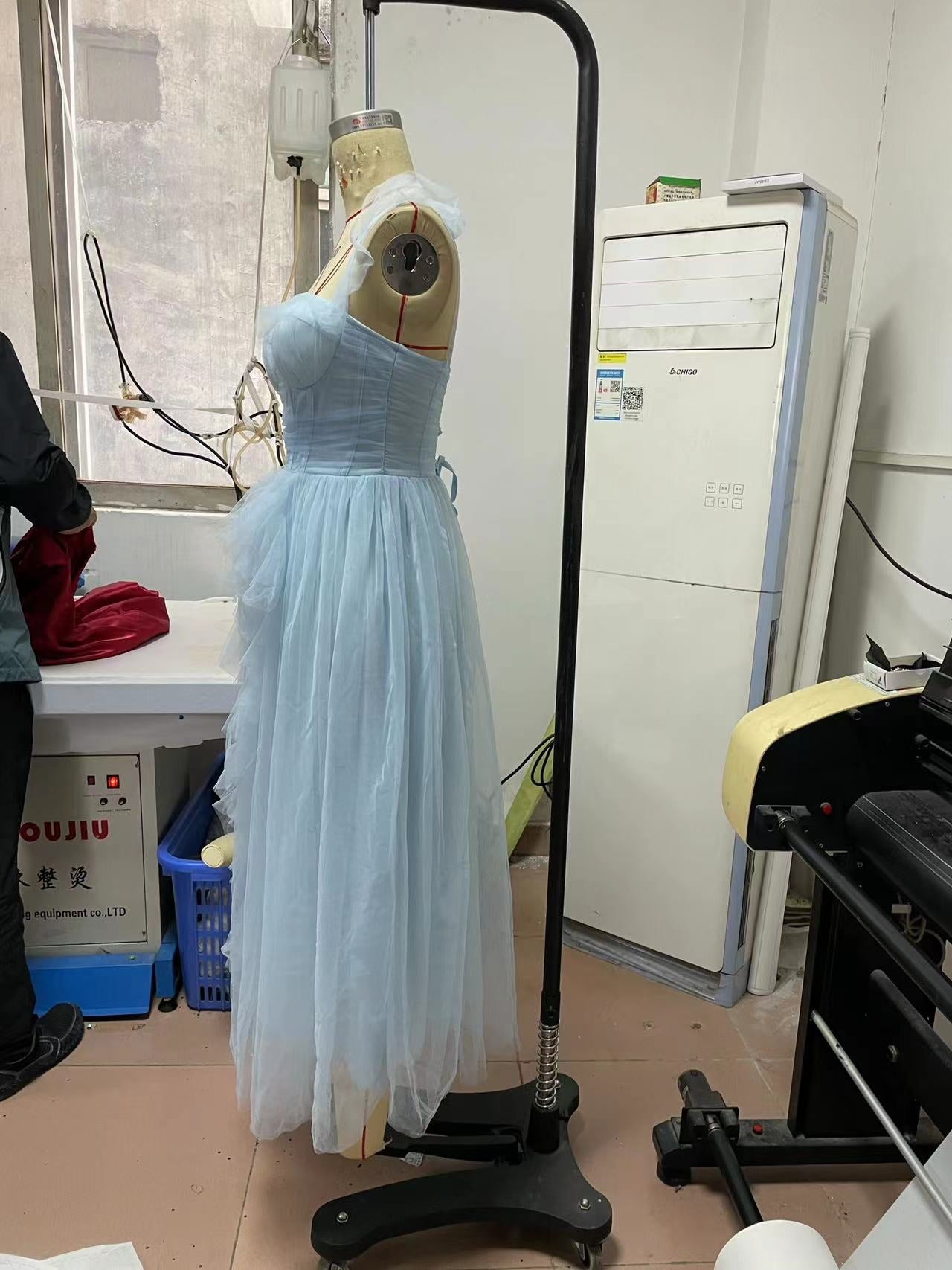 Well Tailored Dress with a Graceful Silhouette
