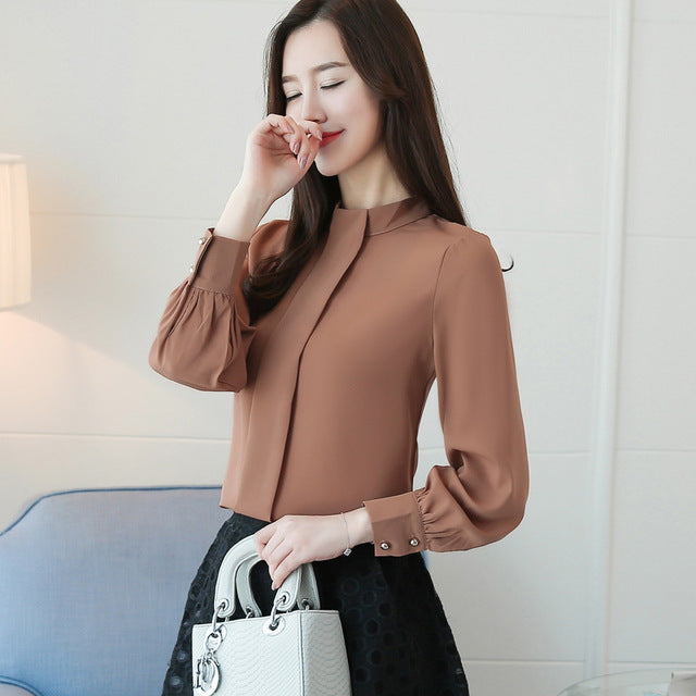 Well Tailored Blouse with a Graceful Silhouette
