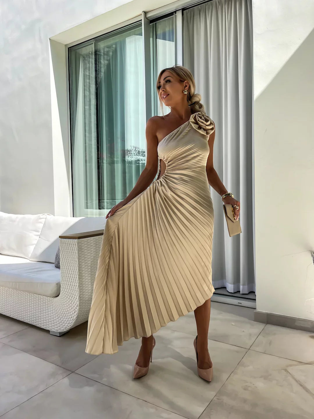 Well Tailored Dress with a Graceful Silhouette