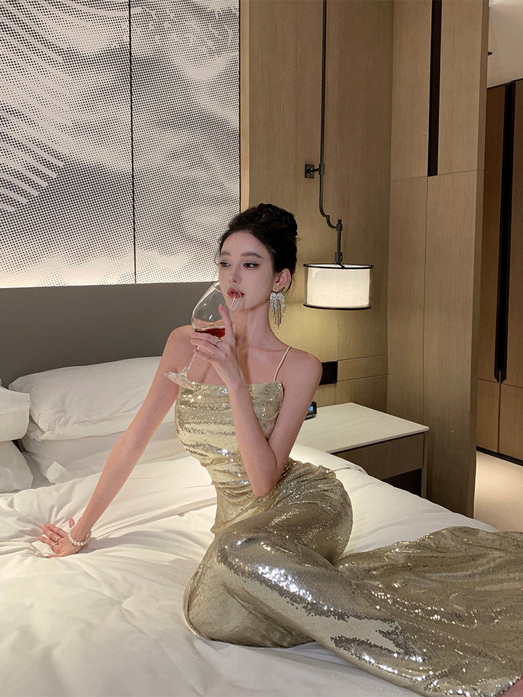 Well Tailored Dress with a Graceful Silhouette