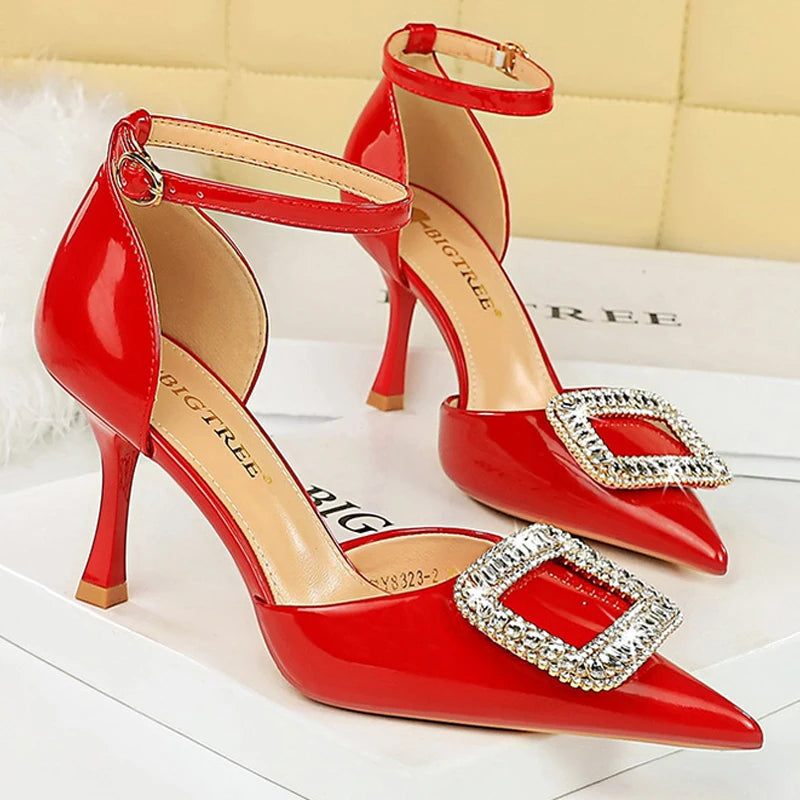 Well Tailored Sandals with a Graceful Silhouette