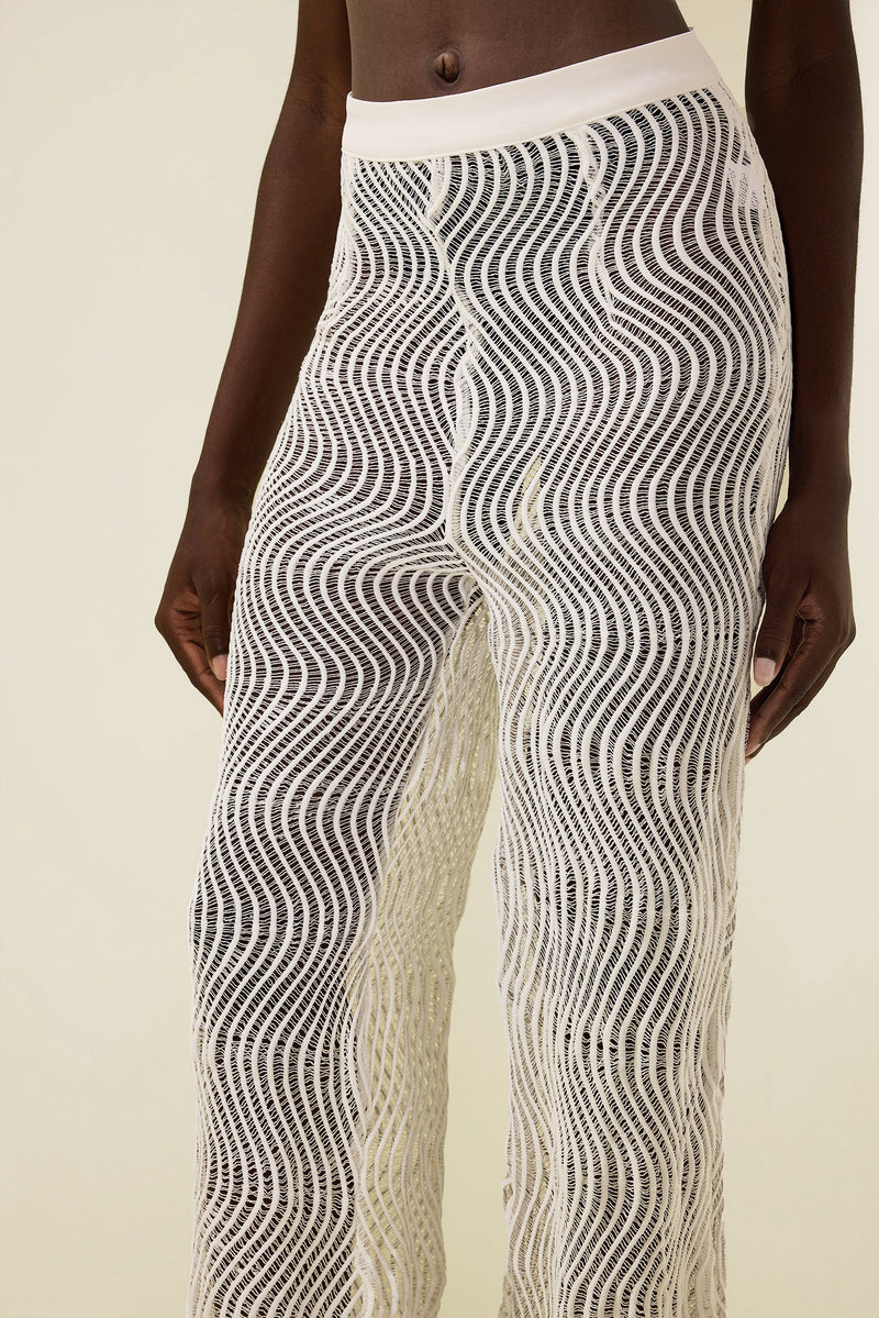 Effortlessly Elegant Pants with a Timeless Design