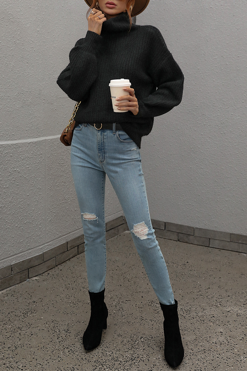 Well Tailored Sweater with a Graceful Silhouette