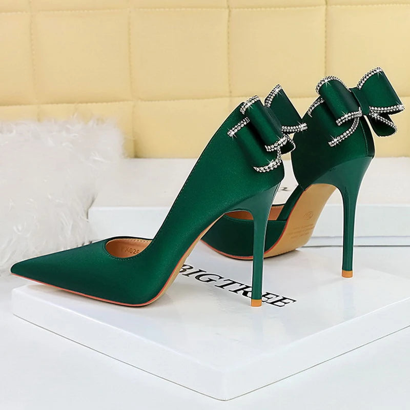 Effortlessly Elegant Heels with a Timeless Design
