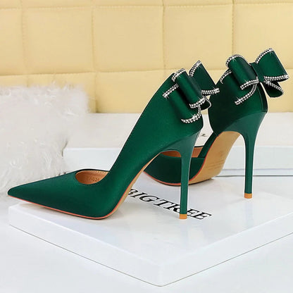 Effortlessly Elegant Heels with a Timeless Design