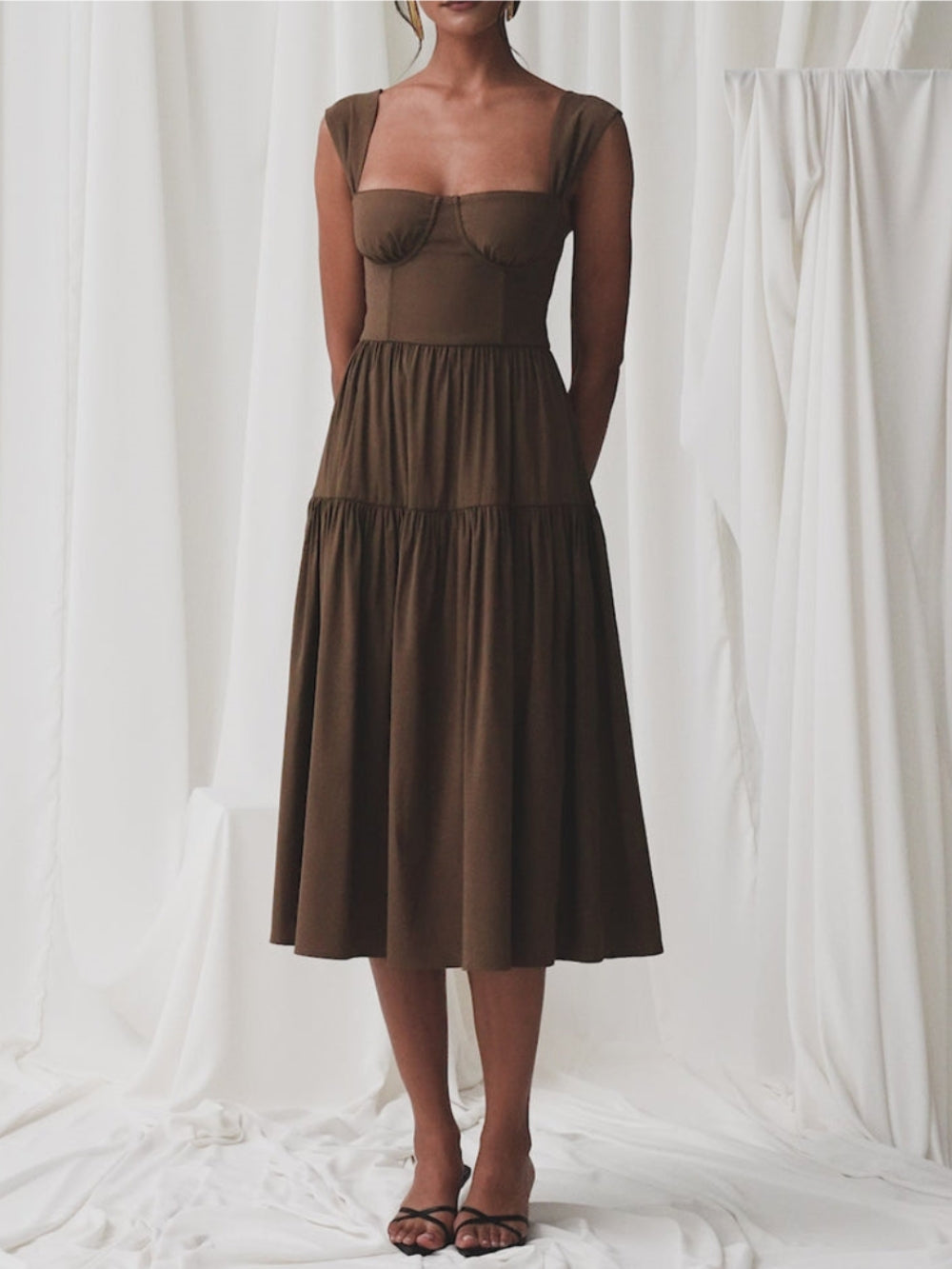 Effortlessly Elegant Dress with a Timeless Design