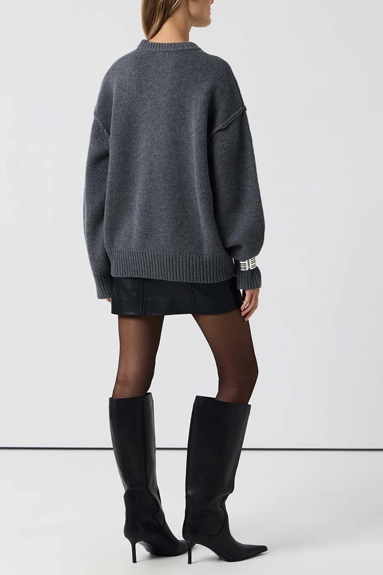 Well Tailored Sweater with a Graceful Silhouette