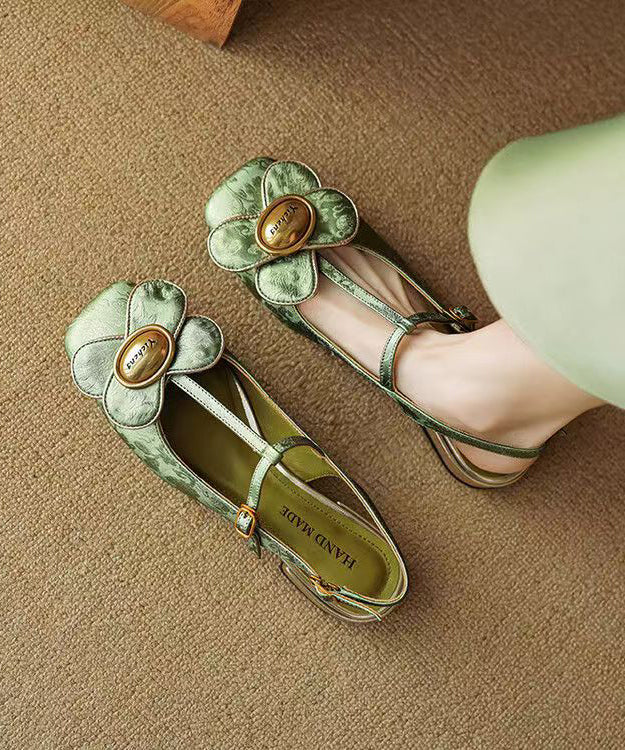 Effortlessly Elegant Shoes with a Timeless Design