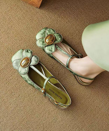 Effortlessly Elegant Shoes with a Timeless Design