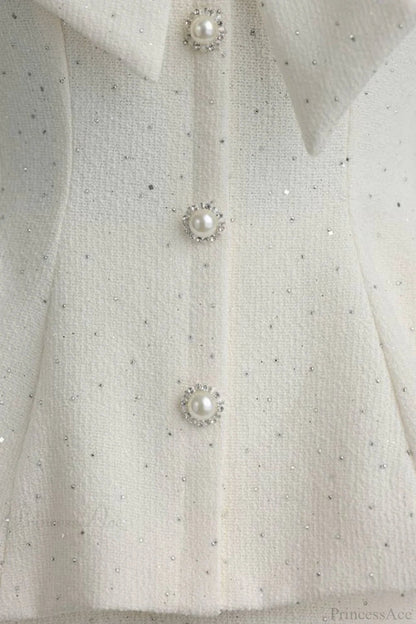 Effortlessly Elegant Garment with a Timeless Design